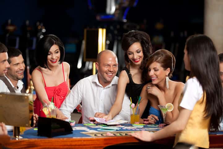 Mann mit Freunden im Casino | © panthermedia.net / shotsstudio