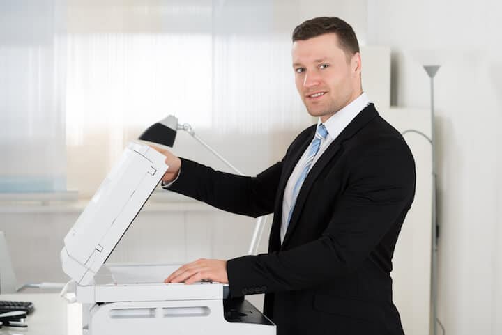Vorsicht beim Einsetzen einer neuen Druckerpatrone | © panthermedia.net / Andriy Popov