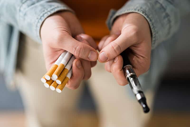 Herkömmliche vs. E-Zigarette | © PantherMedia / Andriy Popov